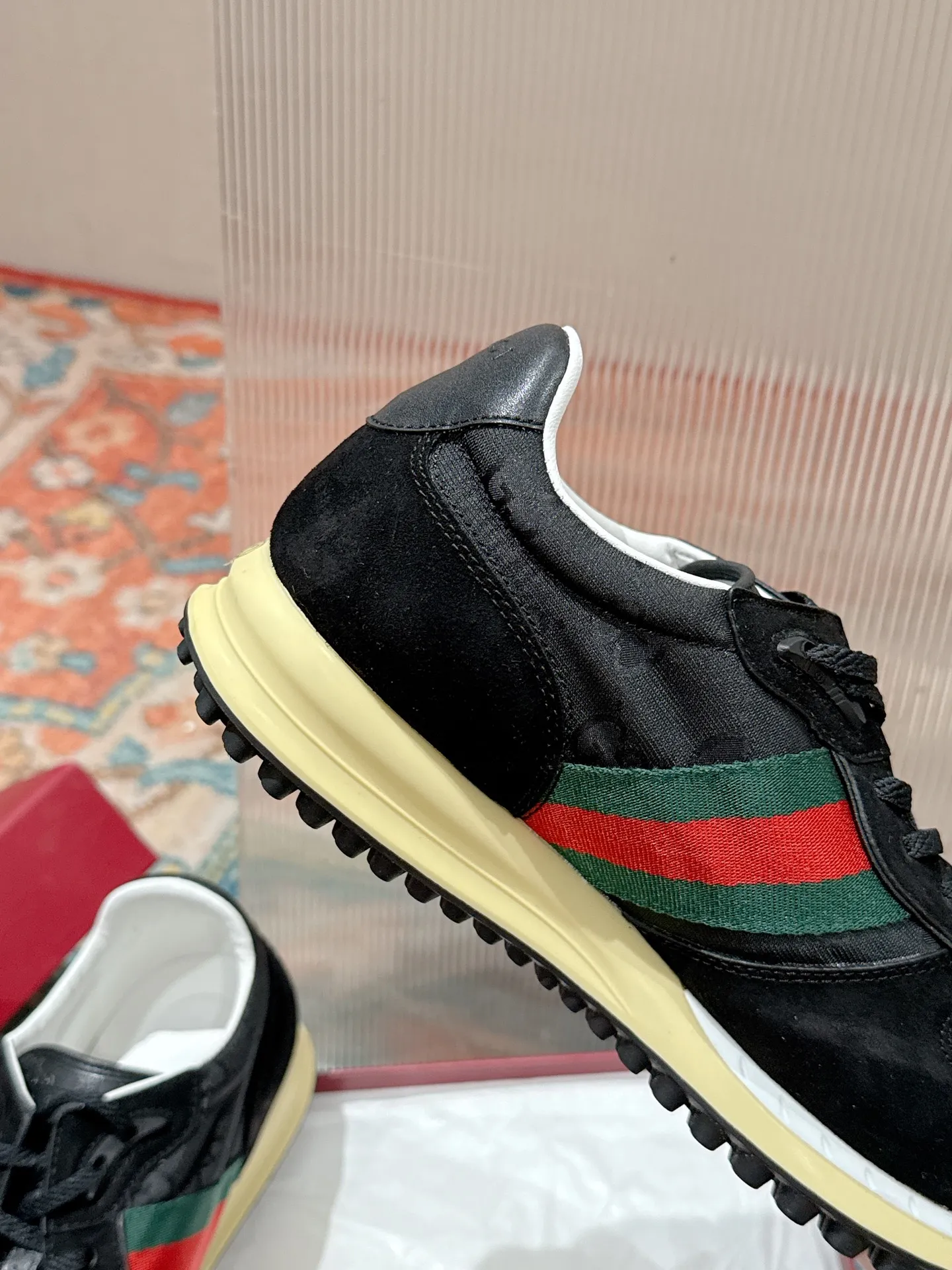 p700🐮🐮 GUCCI 2025 latest spring and summer catwalk style sports shoes Forrest Gump shoes 25 super popular show items with high appearance rate and many celebrities and Internet celebrities. The classic shoe design uses innovative stitching technology to create a water-like flowing texture. Super comfortable on the feet. Leather splicing and breathable logo fabric with classic green and red webbing embellishment. All show the brand tone (buttons are removable) original molded combination outsole ▪️Size: Male 39-44 (Male 45, customized, non-returnable)
